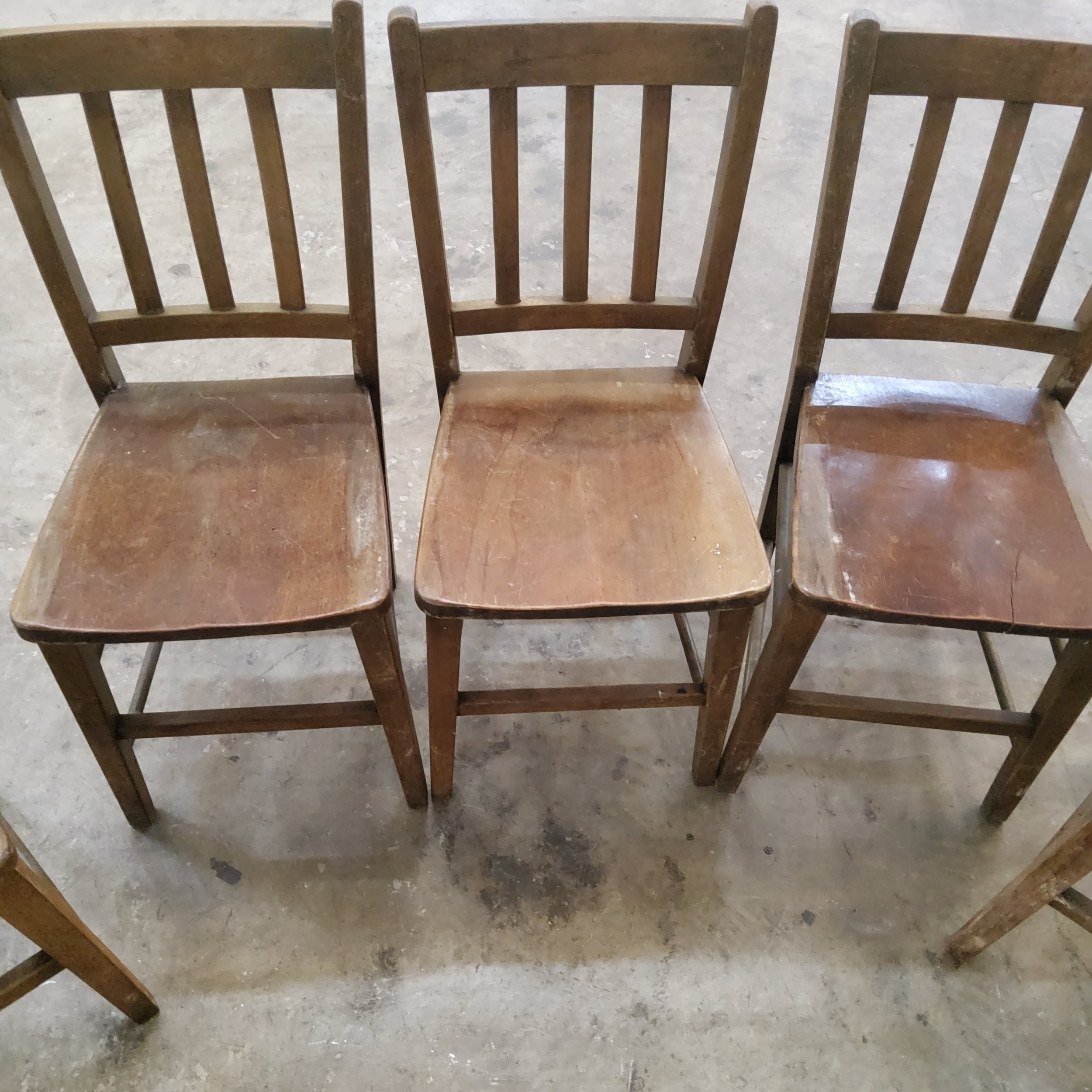 A set of five full sized school chairs - Image 2 of 2