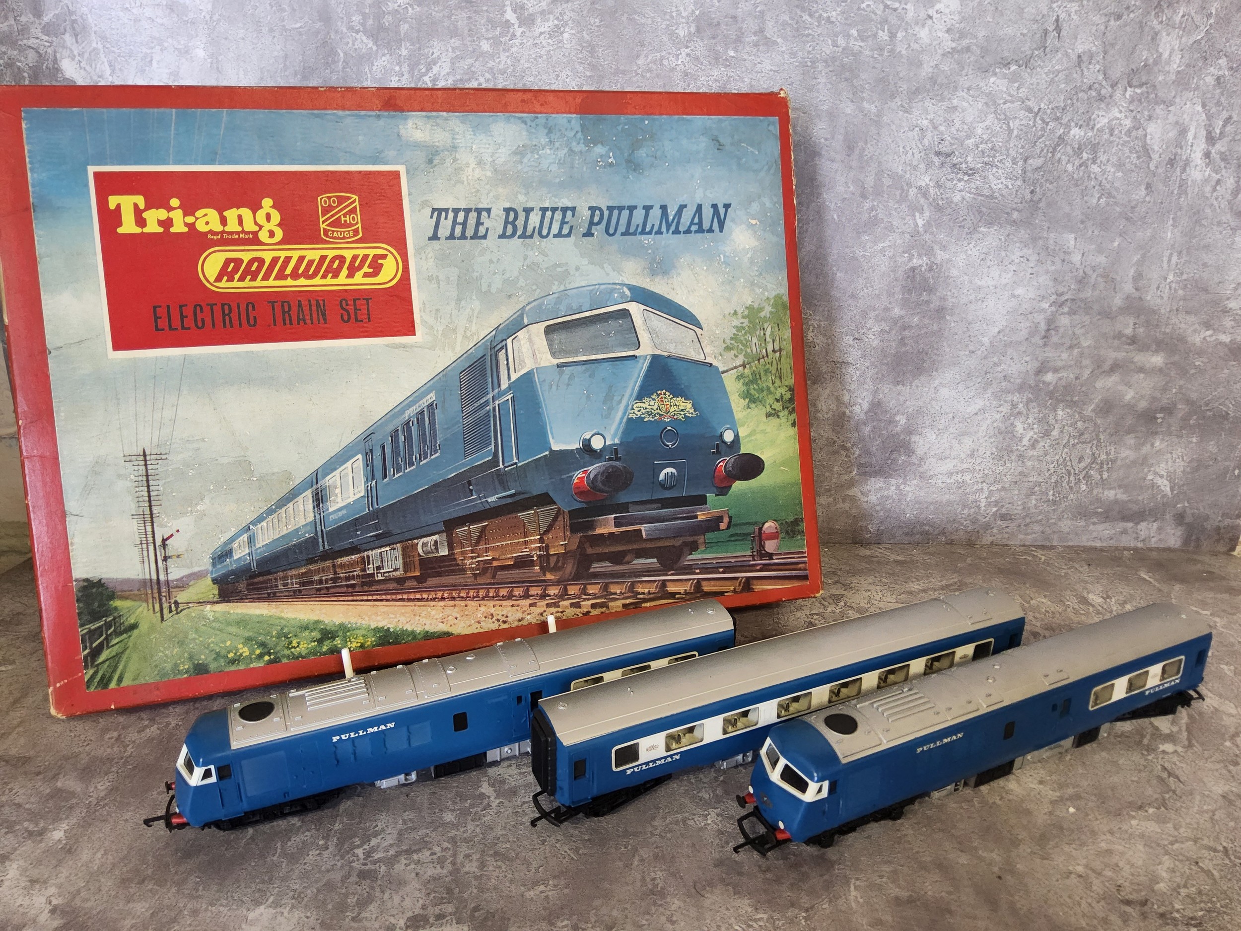 A Tri-ang Hornby Electric Train Set, The Blue Pullman, RS52 Train set containing power and dummy