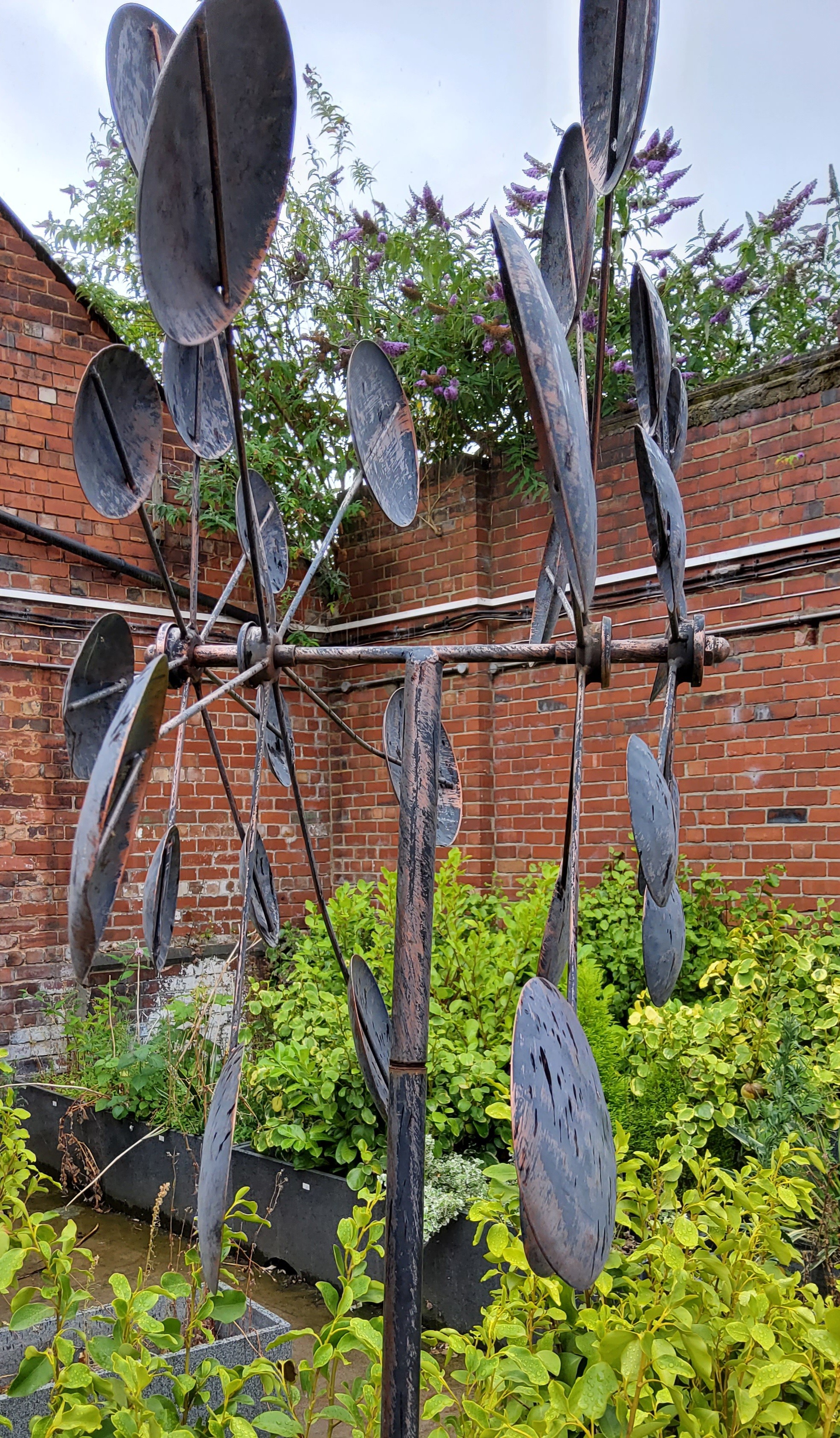 A substantial copper effect metal garden sculpture, the rotating branches decorated with stylish cup - Image 2 of 3