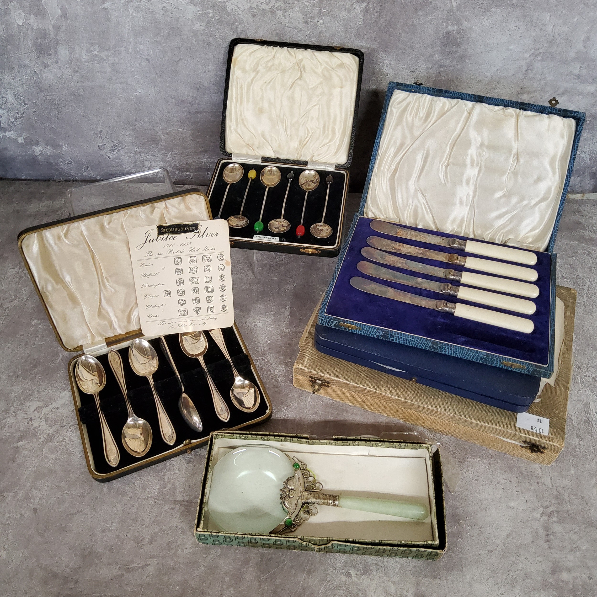 Please note amended image - a cased set of silver George V Jubilee teaspoons each hallmarked with