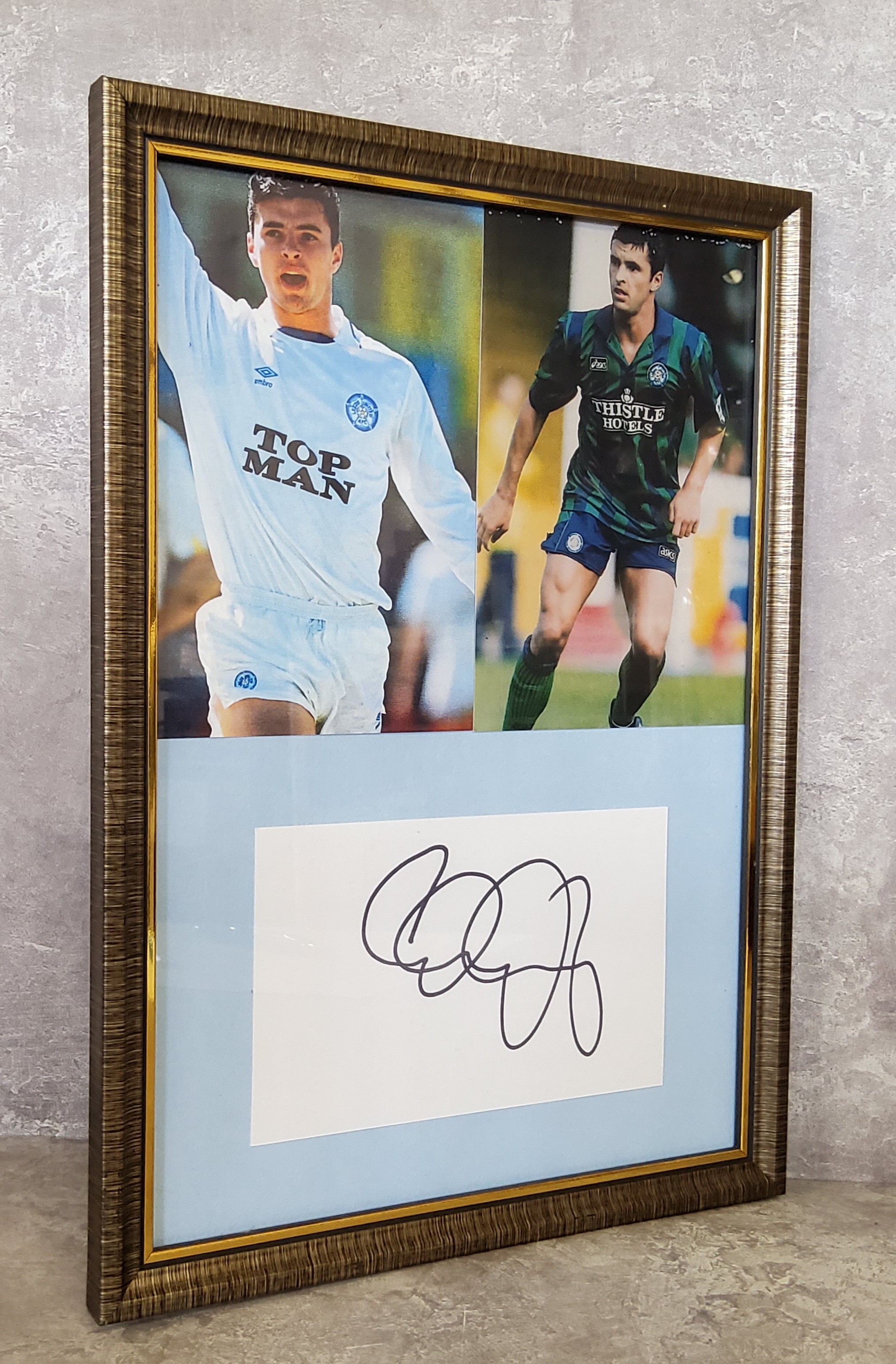 Autographs - Speed, Gary, autograph on paper mounted and framed with two images of him playing for