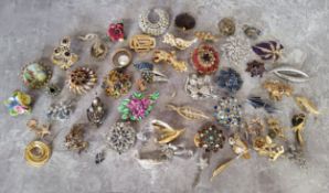 Vintage brooches including gilt metal, stone set, enamel & crystal examples etc.