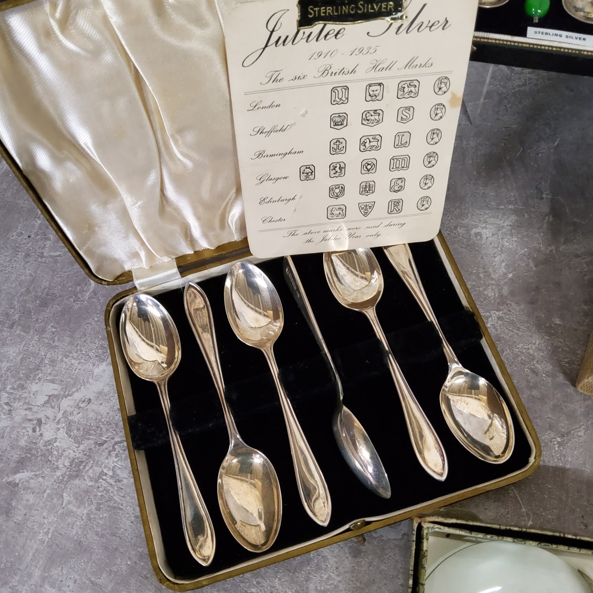 Please note amended image - a cased set of silver George V Jubilee teaspoons each hallmarked with - Image 4 of 5