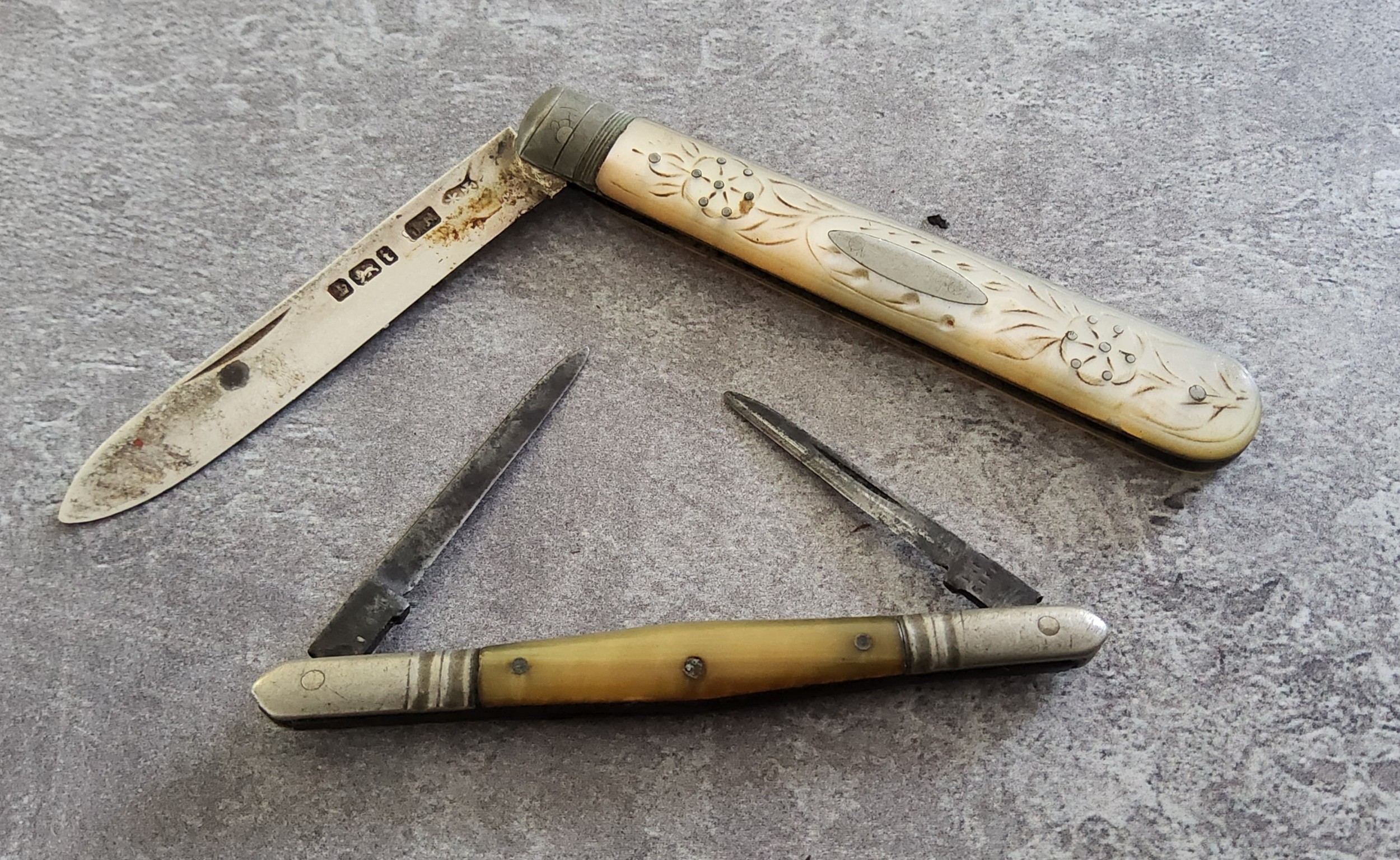 A Joseph & Rodgers silver & mother of pearl fruit knife, Sheffield, 1901 etc.