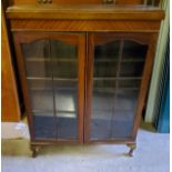 An Edwardian mahogany display cabinet with glazed door panes holding three shelves Size 122cm high x