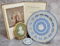 Wedgwood - A small later 20th Century Wedgwood Jasperware token or plaque made to commemorate the