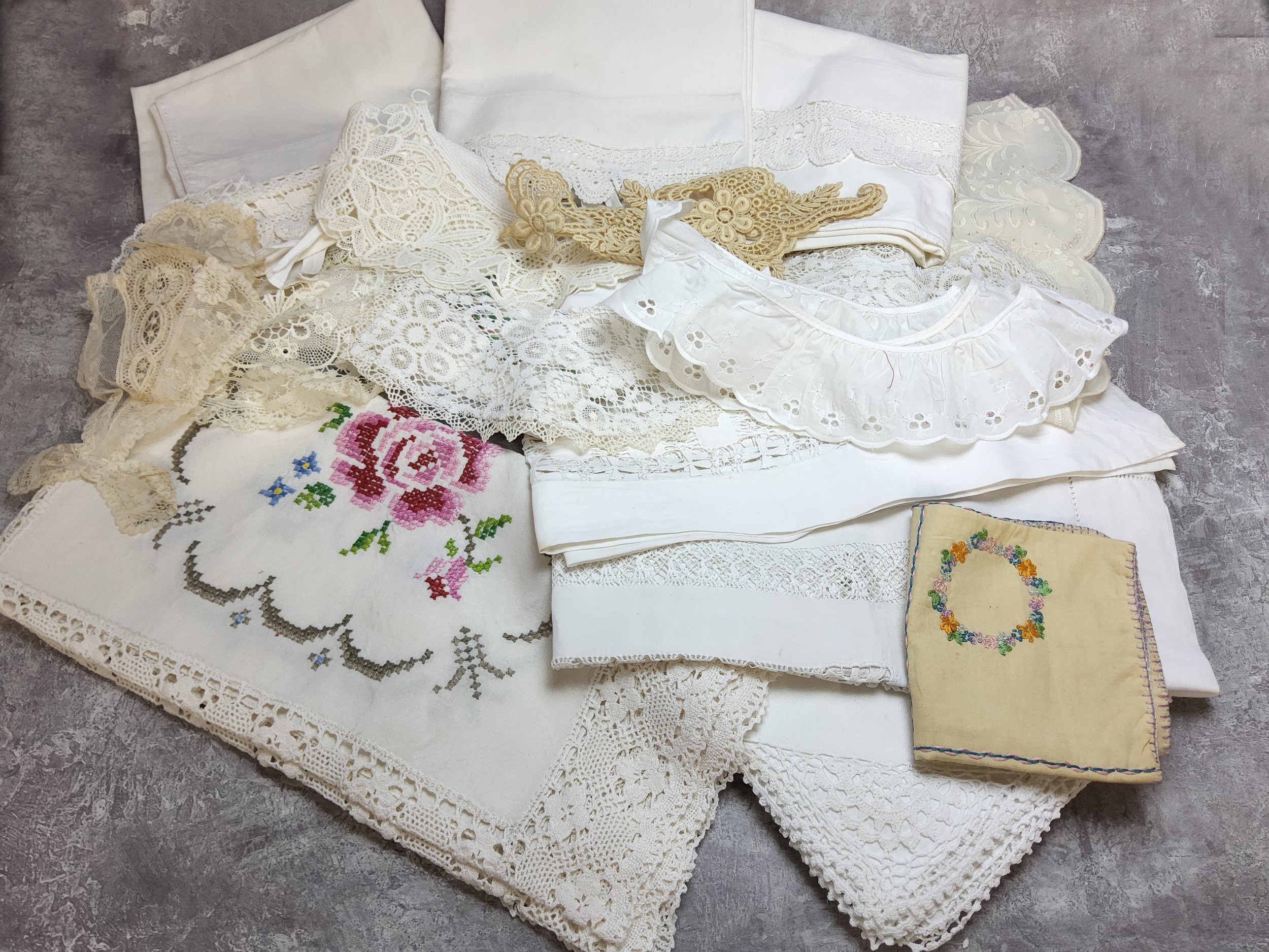 Linen & lace including lace & embroidered table, lace collars, embroidered sewing pouch, serviettes, - Image 2 of 2