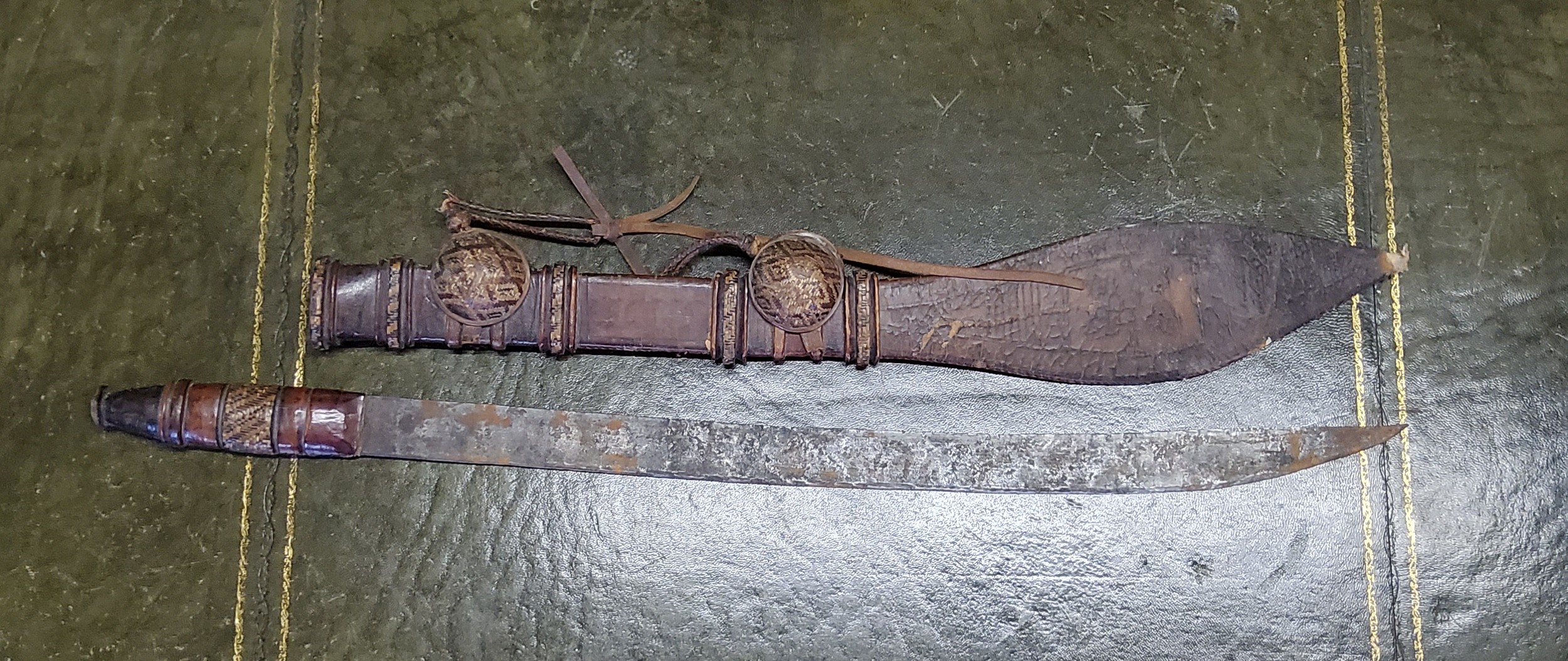 Tribal - A 19th century North African Sudanese Kaskara / Takouba sword and scabbard, clad tooled - Image 5 of 5