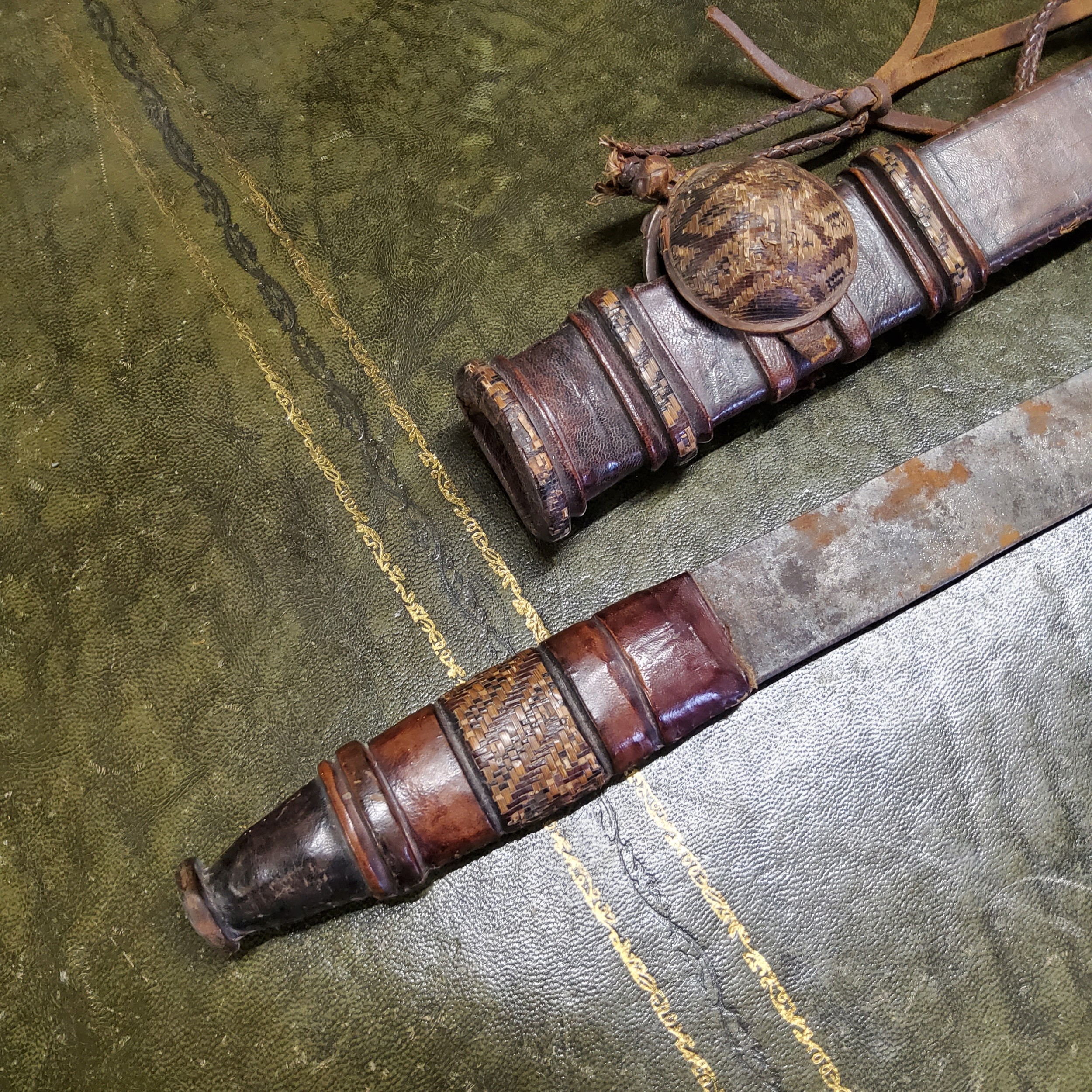 Tribal - A 19th century North African Sudanese Kaskara / Takouba sword and scabbard, clad tooled - Image 4 of 5