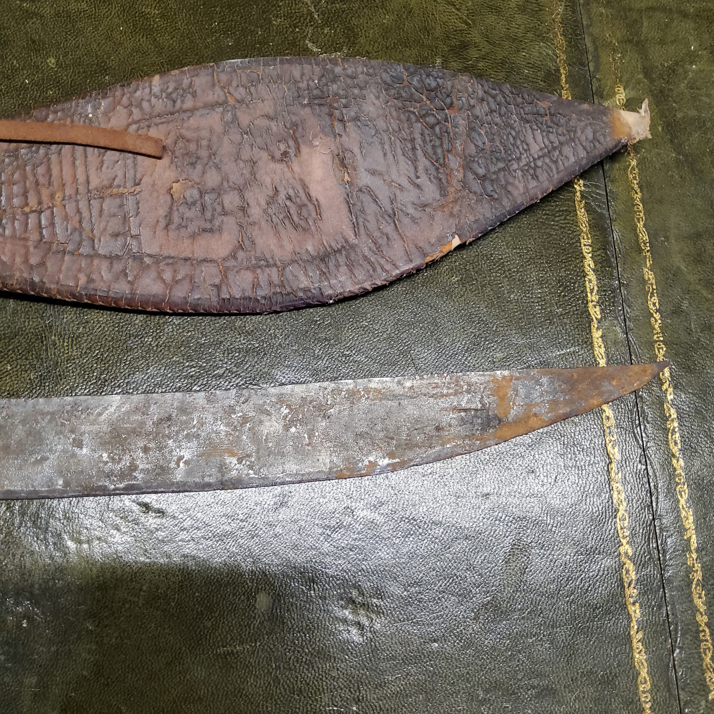 Tribal - A 19th century North African Sudanese Kaskara / Takouba sword and scabbard, clad tooled - Image 2 of 5