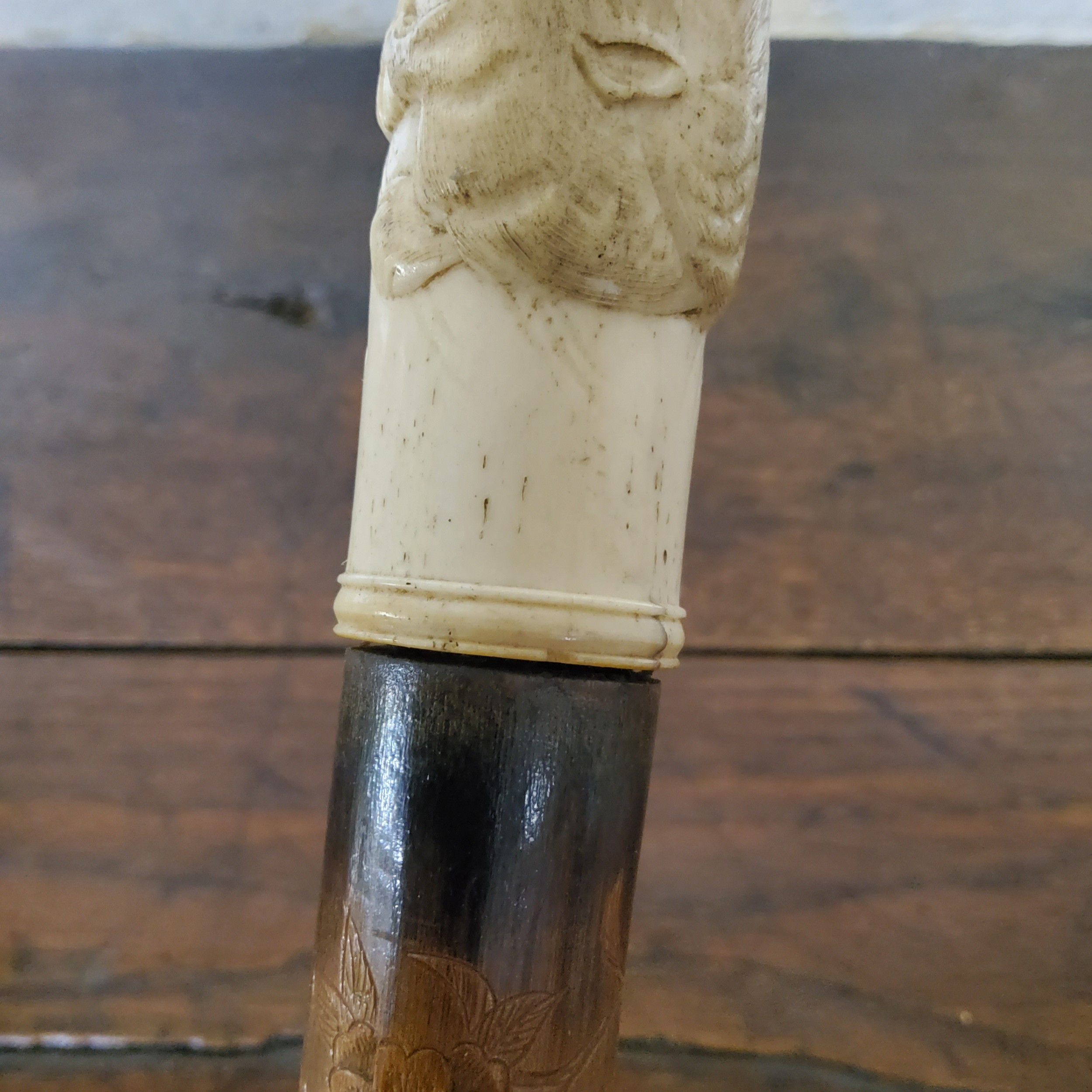 A signed Meiji Period Japanese walking cane, the novelty carved bone pommel carved as a Samurai - Image 2 of 5