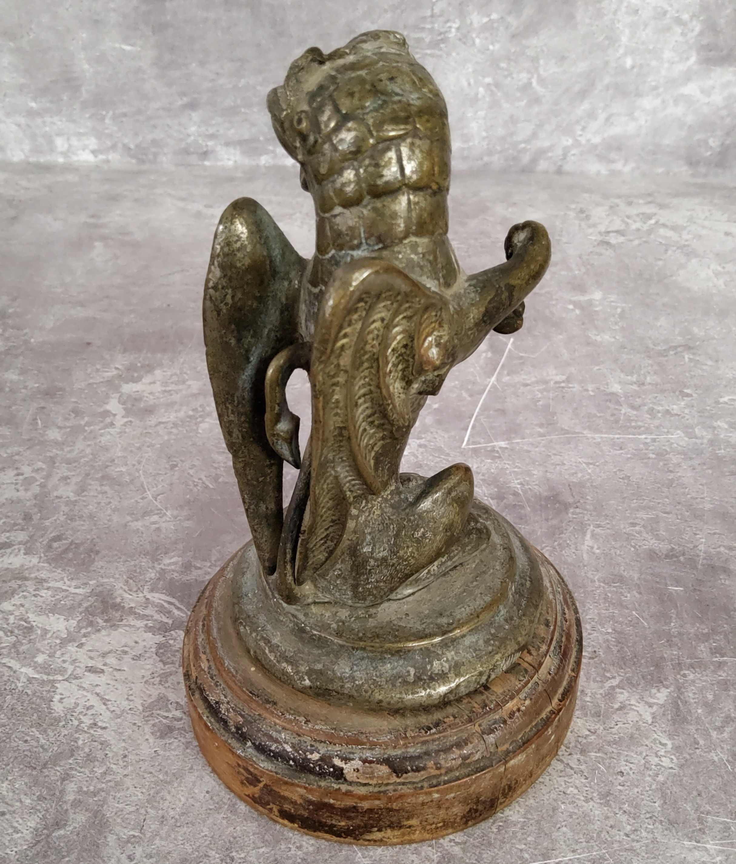 Automobilia - A bronze car mascot in the form of a seated Gryphon / griffin with folded wings - Image 2 of 3