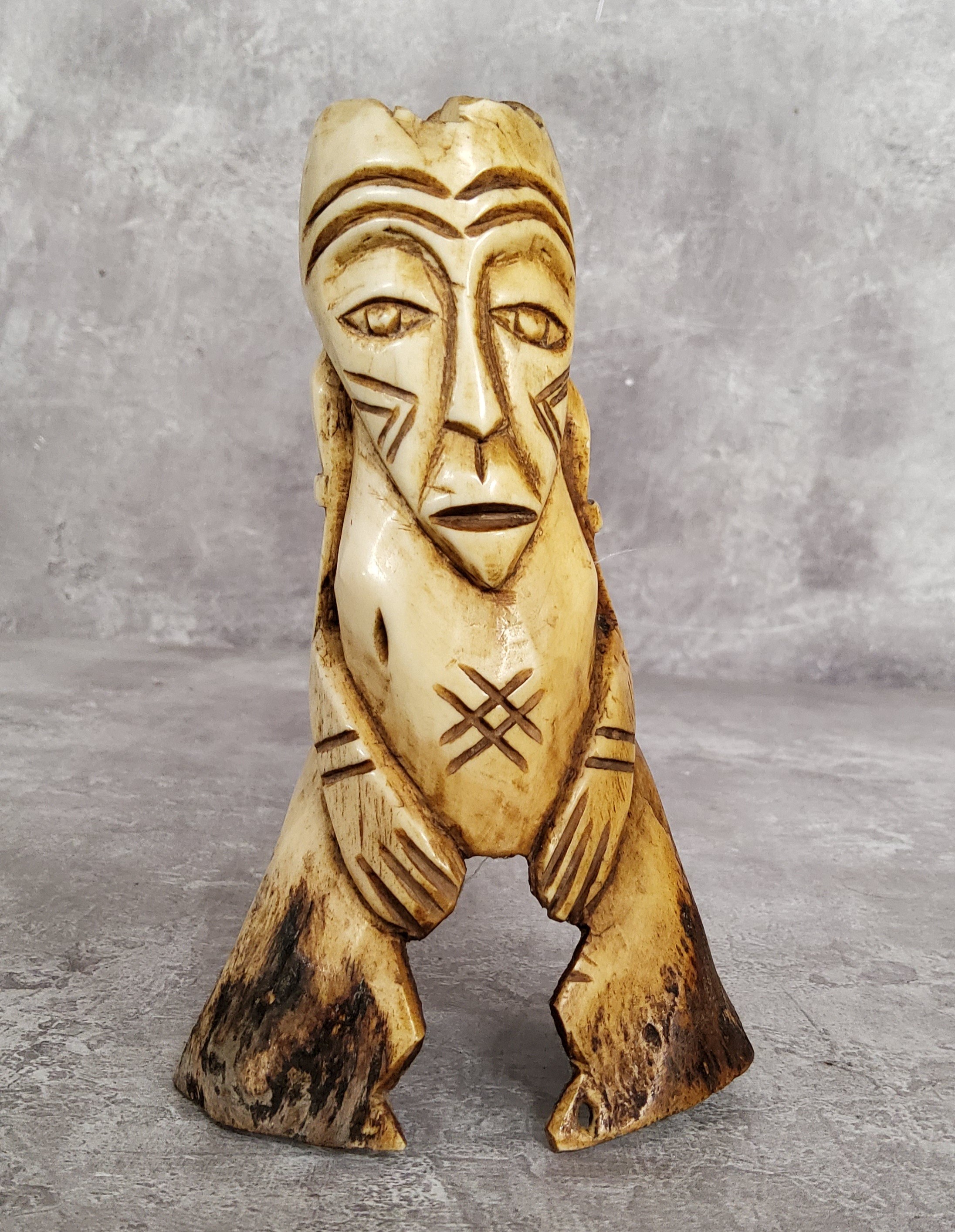 Amended Description an African leg bone carving, 15cm high - Image 4 of 4