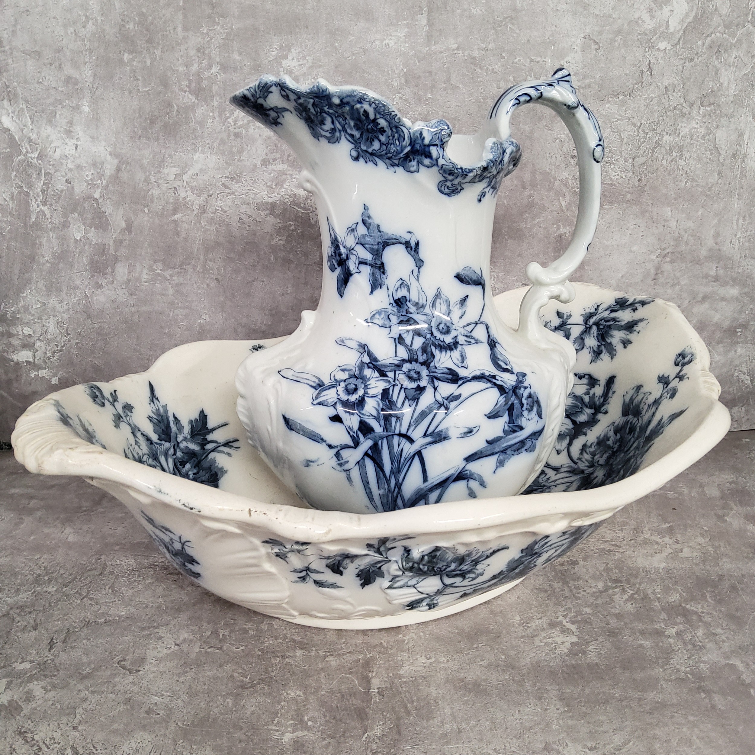 A substantial Victorian Doulton Burslem Daffodil pattern wash jug and bowl - Image 4 of 4