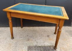 An Edwardian oak teal tooled leather inlaid desk H73cm x W115cm x D68cm