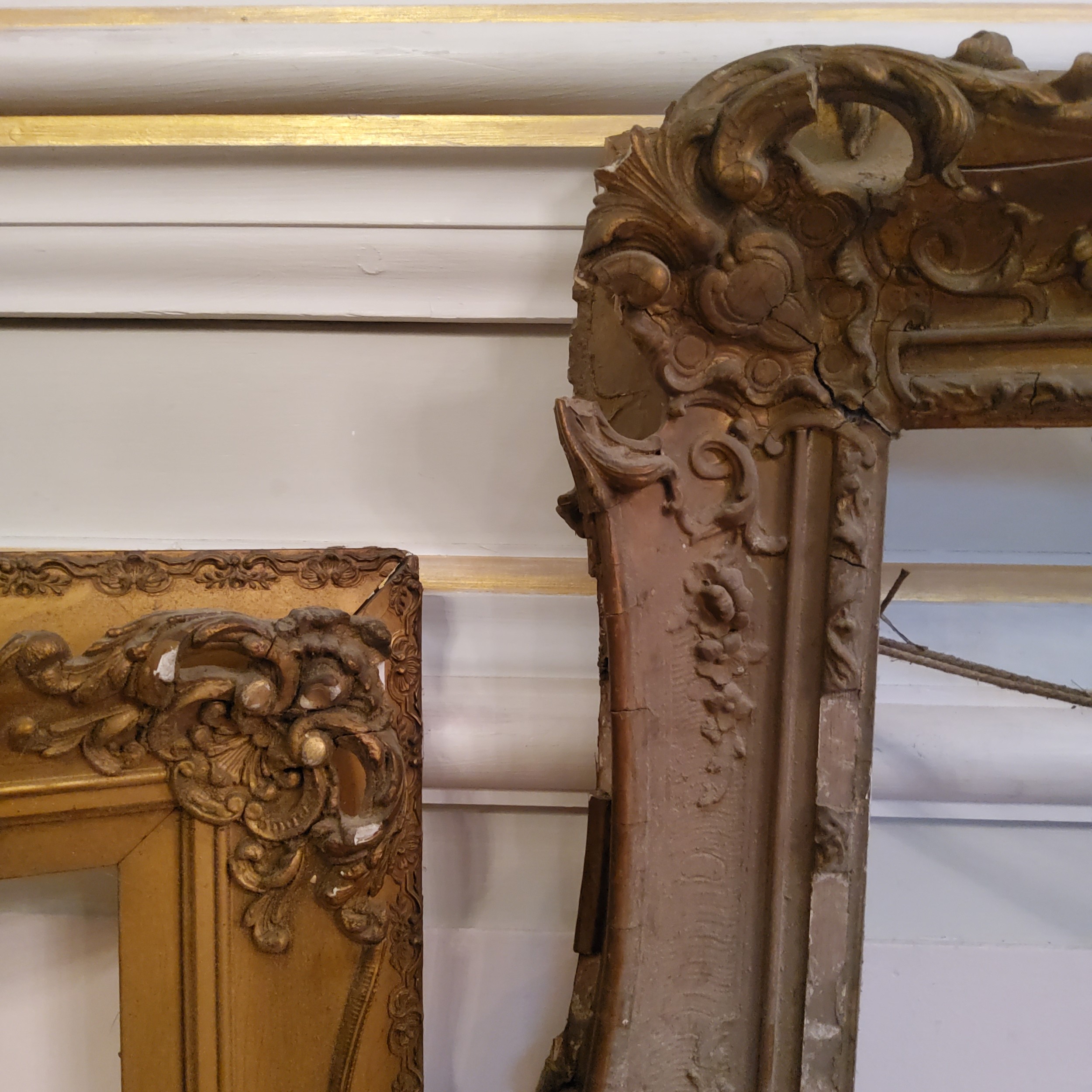 Attic Finds - two 19th Century decorative gilt frames, found above the ballroom, A/F (as found) - Bild 2 aus 4