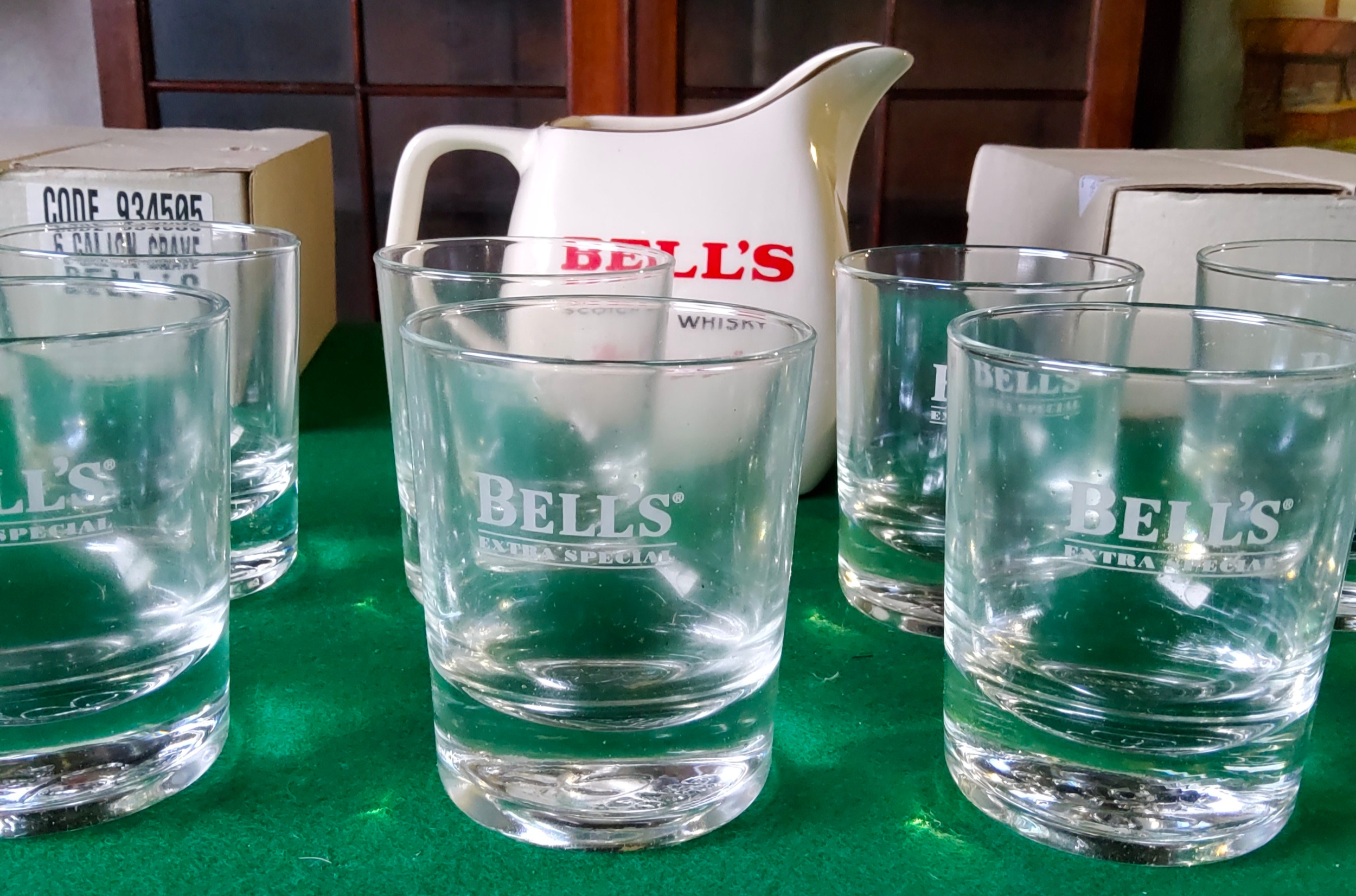 A Bell's whisky water jug by Wade and twelve weighted Bell's whisky '8 year' tumblers (13) Excellent - Image 2 of 3