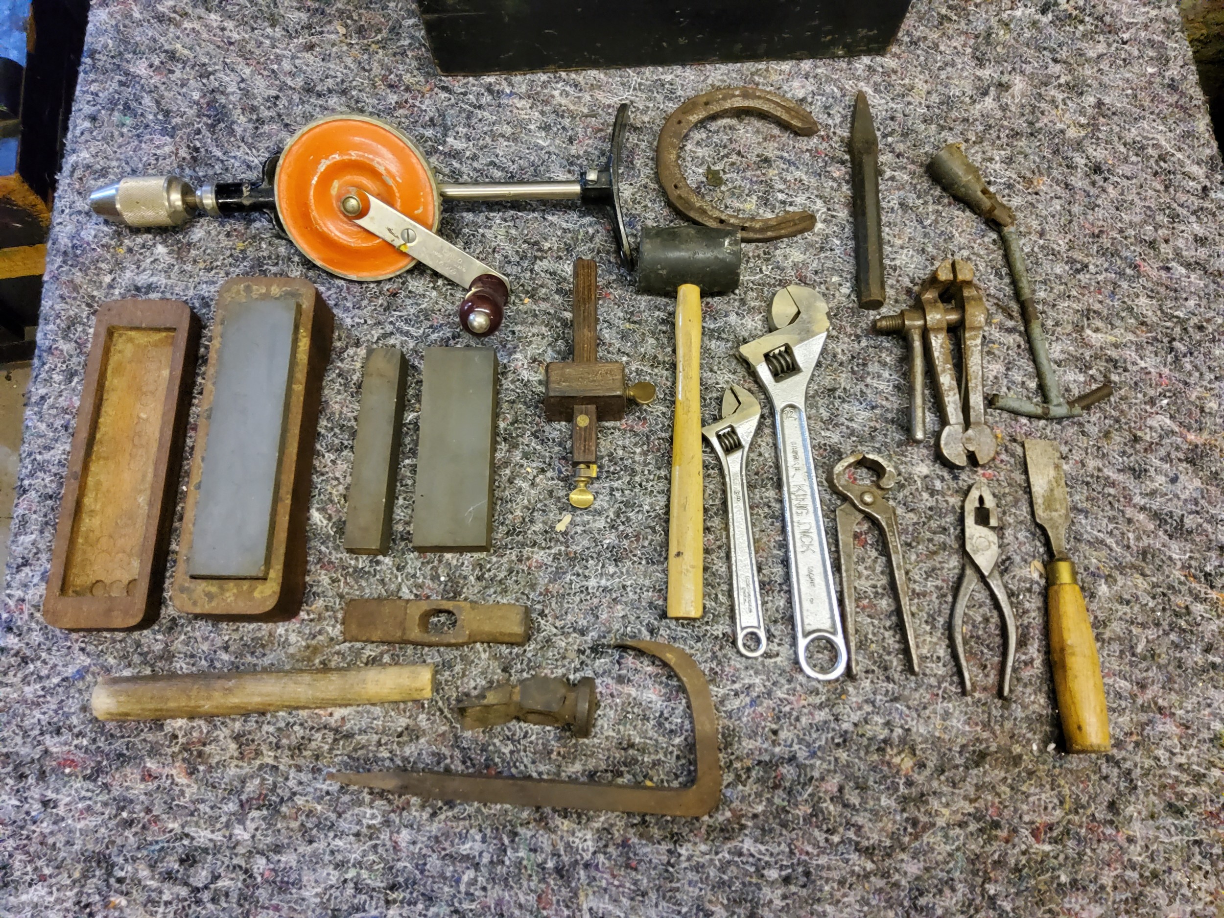 Tools - boxed sharpening stone, sharpening stones, wrench "Big Dick", pincers, pliers, scribe Stanly - Image 3 of 3