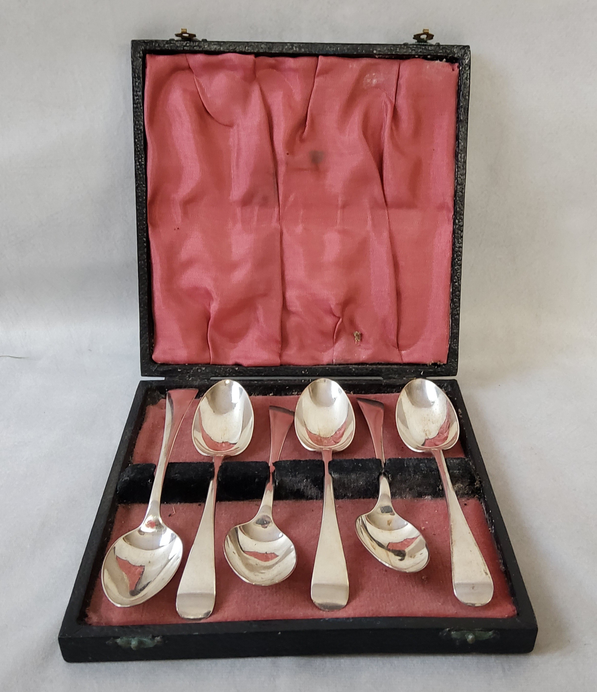 A cased set of six Edward VII silver teaspoons by John Round & Son Ltd, Sheffield 1906 (149g gross)