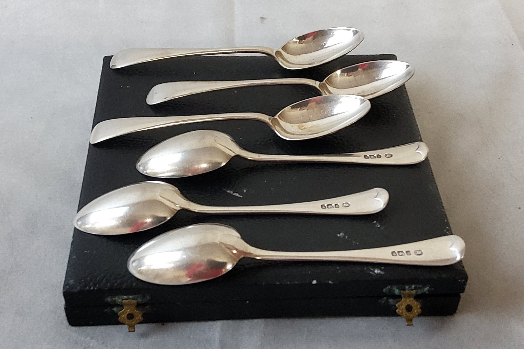 A cased set of six Edward VII silver teaspoons by John Round & Son Ltd, Sheffield 1906 (149g gross) - Image 2 of 3