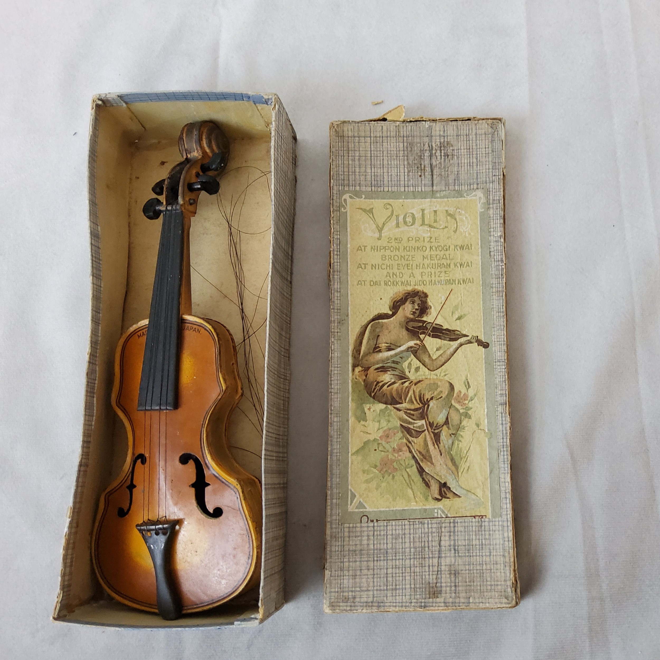 A scarce Toyodaya Co. Tokyo, tinplate violin complete with bow, in original box - Image 2 of 2