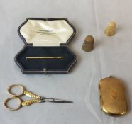 Bijouterie & Sewing - two yellow metal thimbles; a Victorian gilt metal necessaire, the self