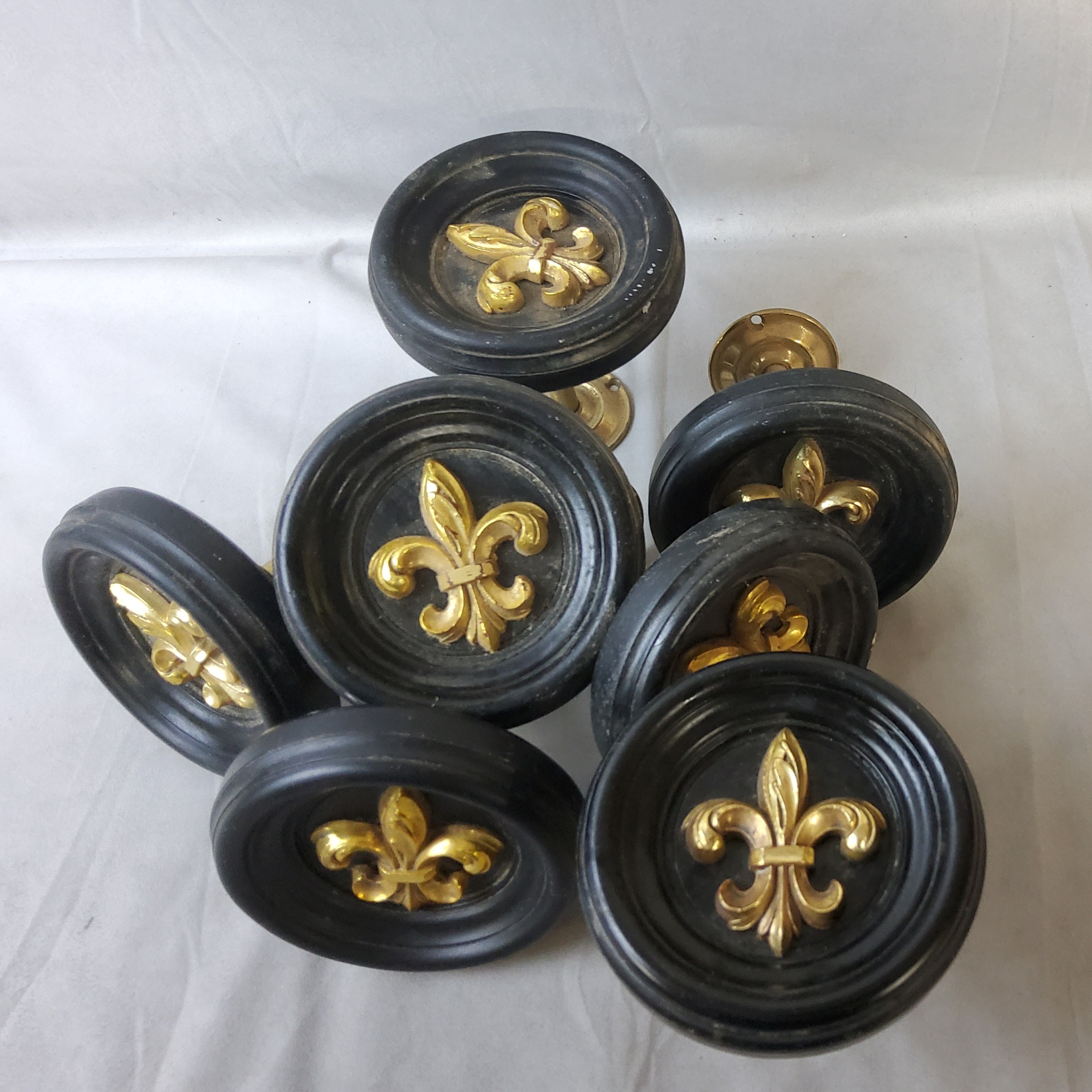 A set of seven country house ebony gilt metal mounted curtain tiebacks / holdback bosses (7) Dia - Image 3 of 3