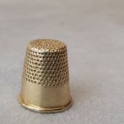 An Elizabeth II 9ct gold Franklin Mint thimble 5.4g gross