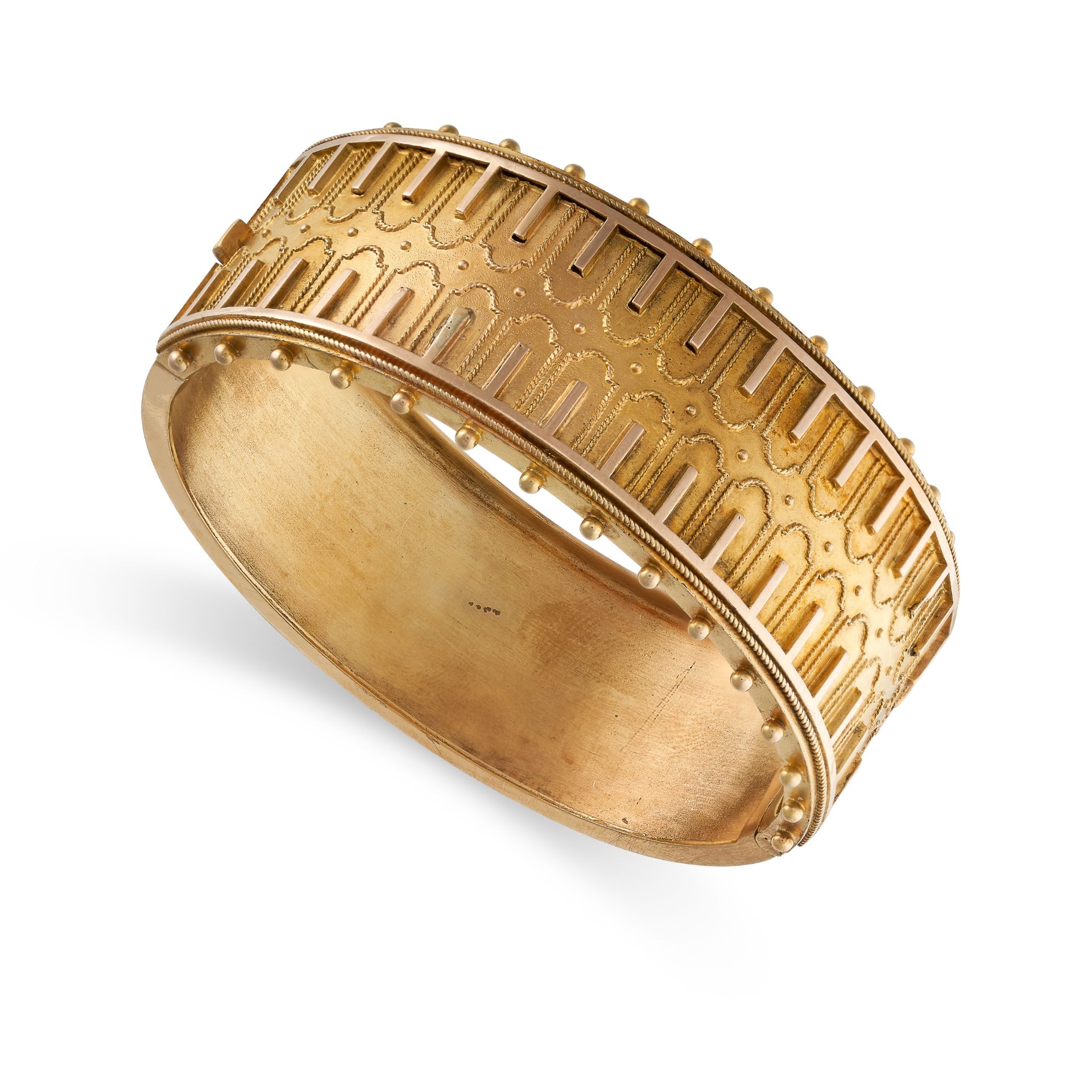 AN ANTIQUE CUFF BANGLE, 19TH CENTURY in yellow gold, in the Etruscan revival manner, the hinged body