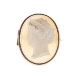 AN ANTIQUE HARDSTONE CAMEO BROOCH in yellow gold, the oval body set with a hardstone cameo carved in