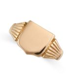 AN ANTIQUE EDWARDIAN SEAL / SIGNET RING, 1906 in 18ct yellow gold, the tapering band with reeded