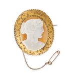 AN ANTIQUE HARDSTONE CAMEO BROOCH / PENDANT in yellow gold, the oval body set with an agate cameo