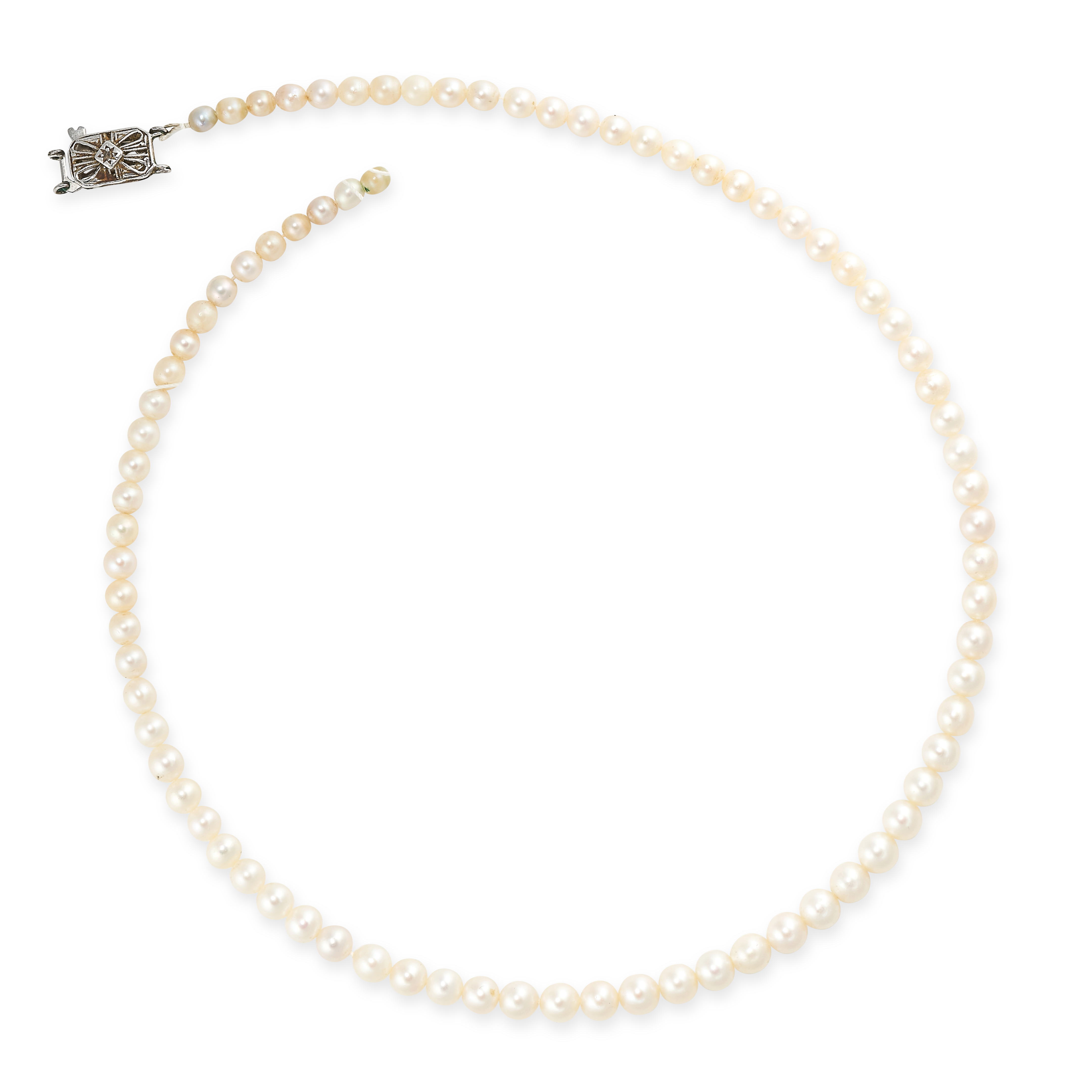 A PEARL NECKLACE comprising a single row of pearls ranging from 4.0mm-5.8mm, with rectangular