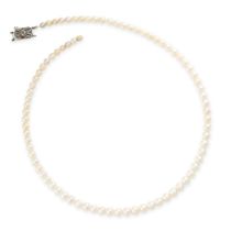 A PEARL NECKLACE comprising a single row of pearls ranging from 4.0mm-5.8mm, with rectangular