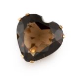 A VINTAGE SMOKY QUARTZ HEART COCKTAIL RING, 1979 in 9ct yellow gold, set with a heart shaped smoky