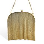 AN ANTIQUE SAPPHIRE GOLD EVENING BAG, EARLY 20TH CENTURY in yellow gold, the bag formed of mesh gold