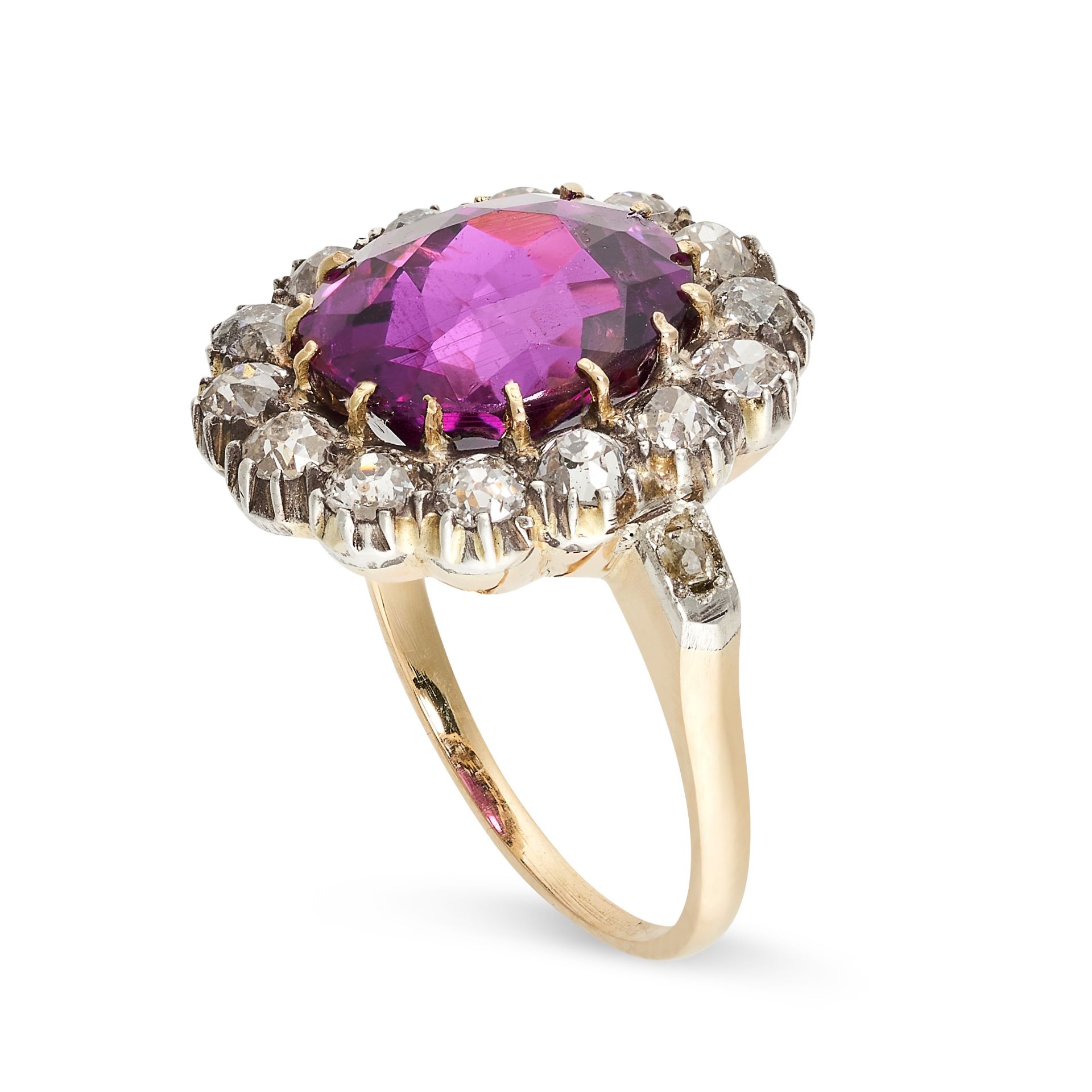 AN ANTIQUE UNHEATED RUBY AND DIAMOND RING in yellow gold, set with an oval cut ruby of 6.93 carats - Bild 2 aus 2