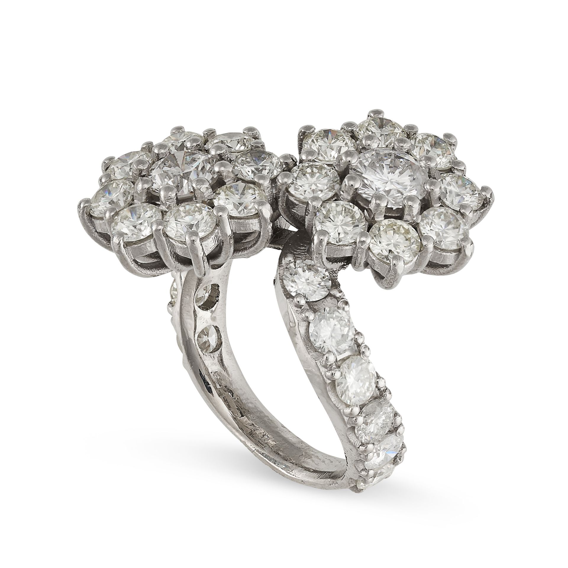 A DIAMOND CLUSTER TOI ET MOI RING the stylised band with two clusters of round brilliant cut - Bild 2 aus 2