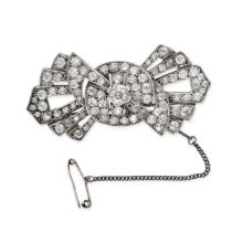 NO RESERVE - A FINE DIAMOND BROOCH, EARLY 20TH CENTURY designed as an abstract bow, set with a