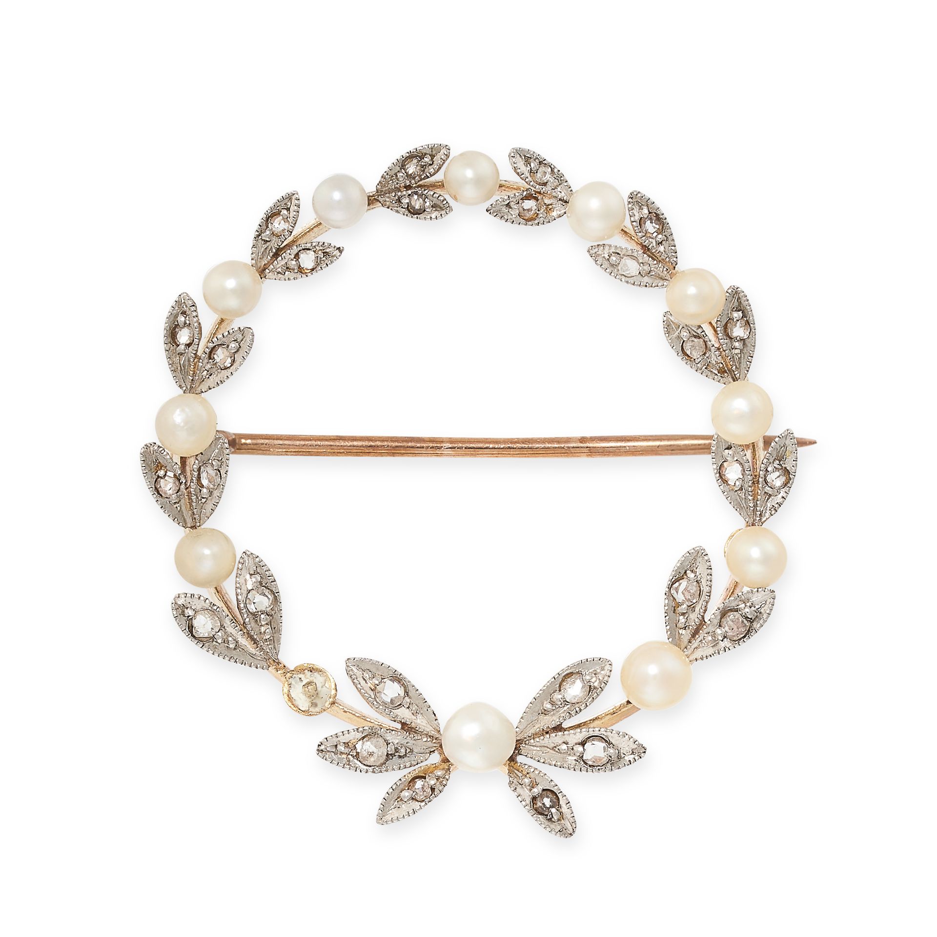 NO RESERVE - AN ANTIQUE DIAMOND AND PEARL BROOCH in yellow gold and silver, designed as a wreath