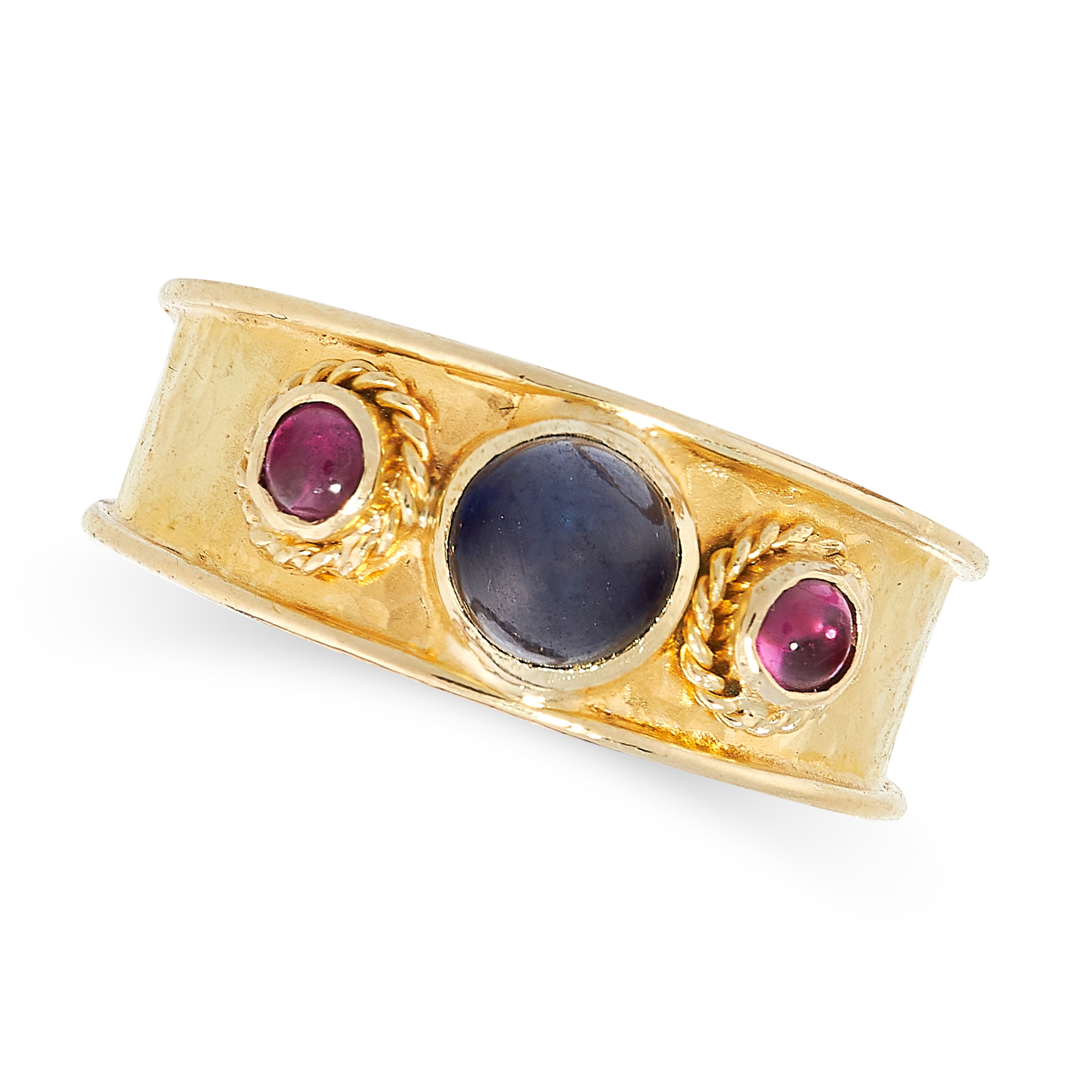 NO RESERVE - A SAPPHIRE AND RUBY RING in 18ct yellow gold, the hammered gold band is set with a