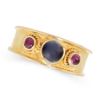 NO RESERVE - A SAPPHIRE AND RUBY RING in 18ct yellow gold, the hammered gold band is set with a