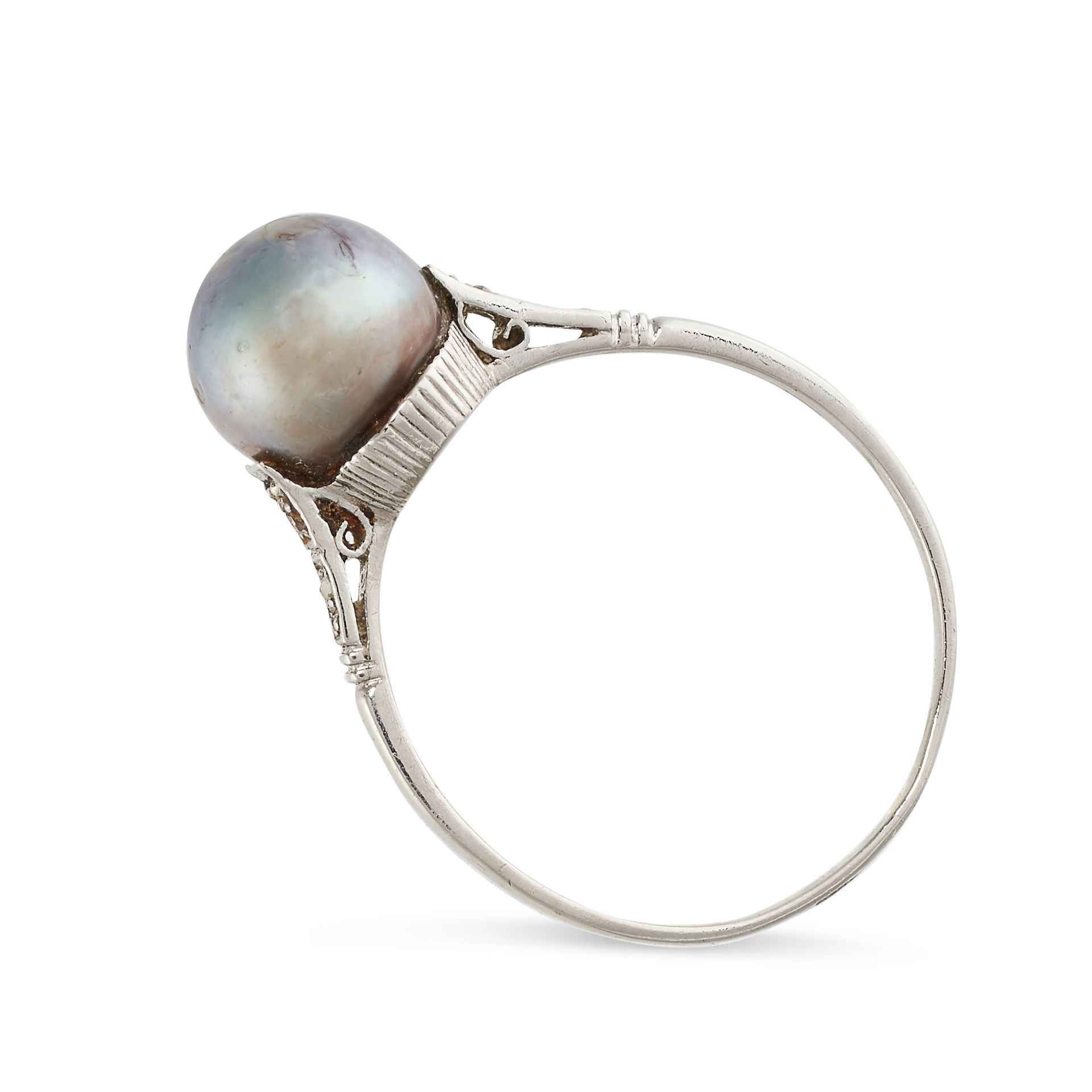 NO RESERVE - AN ART DECO PEARL AND DIAMOND RING set with a grey pearl of 8.7mm accented by rose - Image 2 of 2