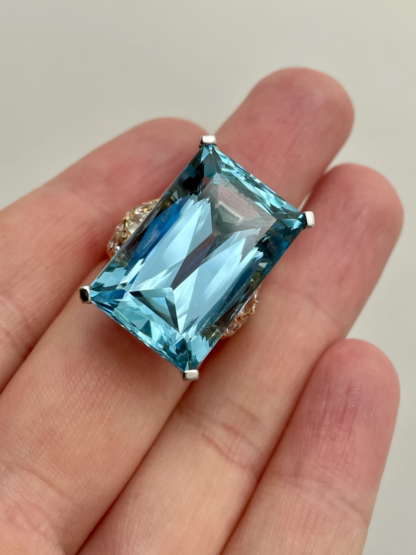REPOSSI, A VINTAGE AQUAMARINE AND DIAMOND RING in 18ct yellow and white gold, set with a rectangular - Image 3 of 3