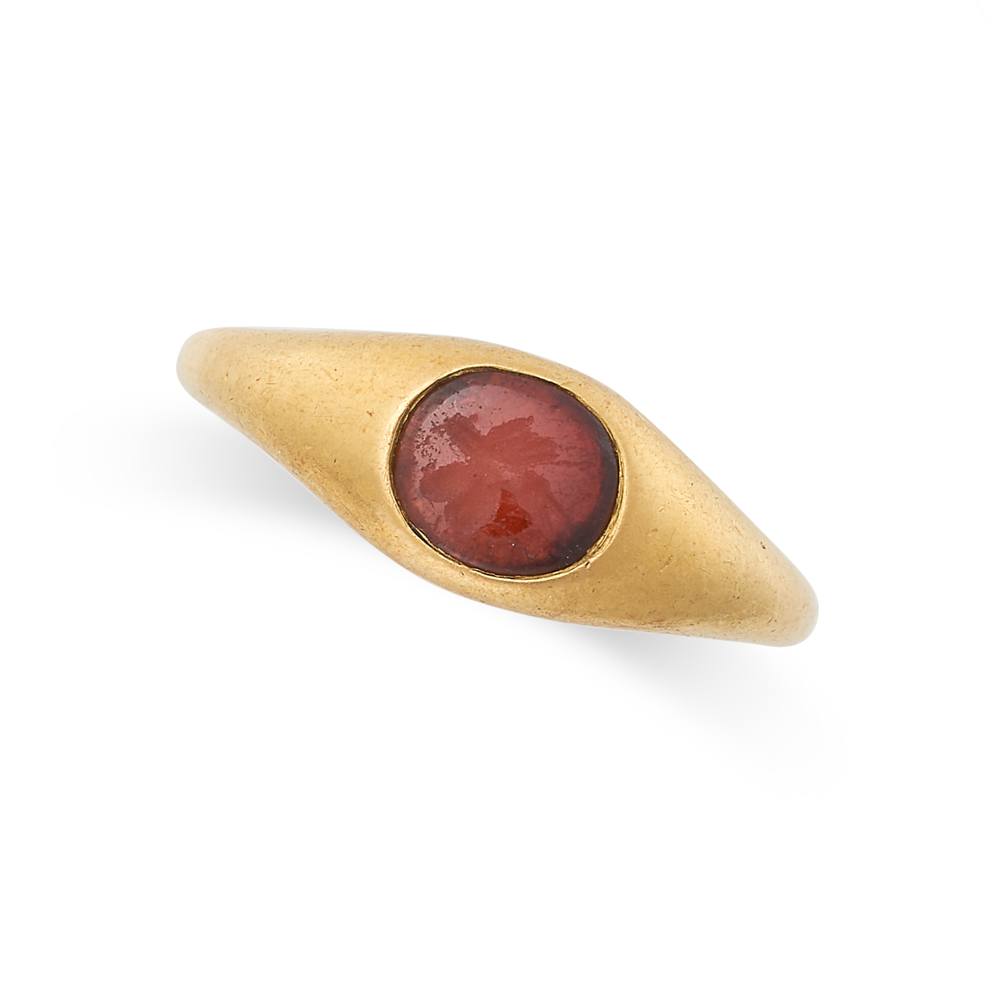 NO RESERVE - AN ANTIQUE RED GLASS INTAGLIO GYPSY RING, 19TH CENTURY in yellow gold, the tapering