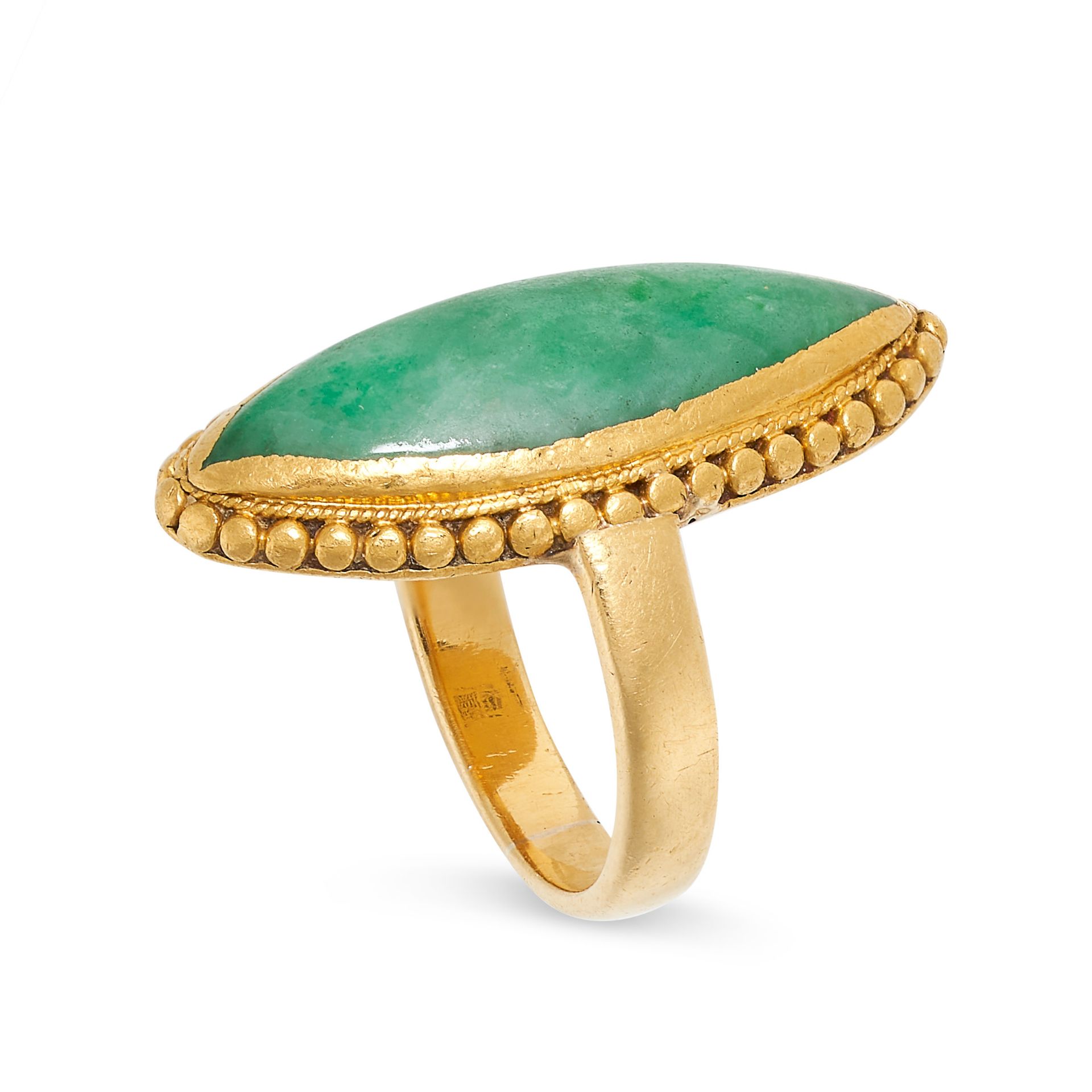 NO RESERVE - A CHINESE JADEITE JADE RING in 24ct yellow gold, set with a marquise shaped cabochon - Bild 2 aus 3