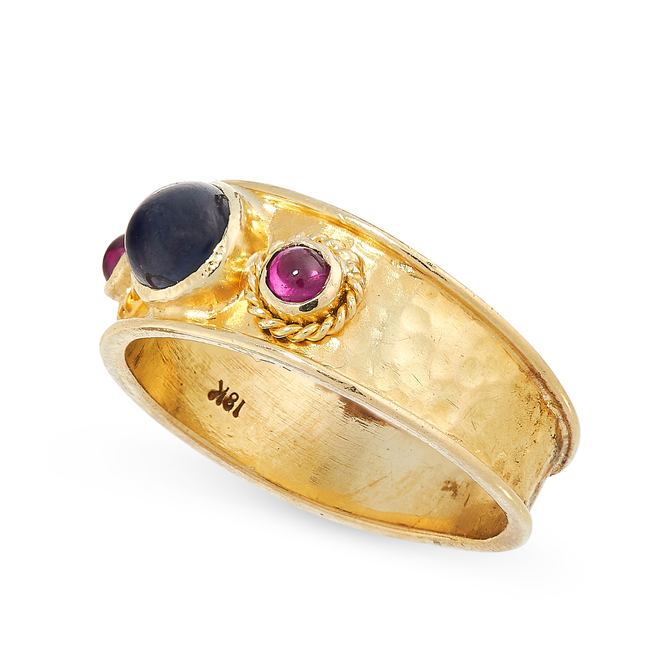 NO RESERVE - A SAPPHIRE AND RUBY RING in 18ct yellow gold, the hammered gold band is set with a - Image 2 of 2