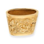 A VINTAGE CHINESE NECKERCHIEF / SCARF RING in 18ct yellow gold, depicting a Koi carp scene in
