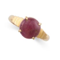 NO RESERVE - A VINTAGE RUBY RING in yellow gold, set with a cabochon ruby, no assay marks, size