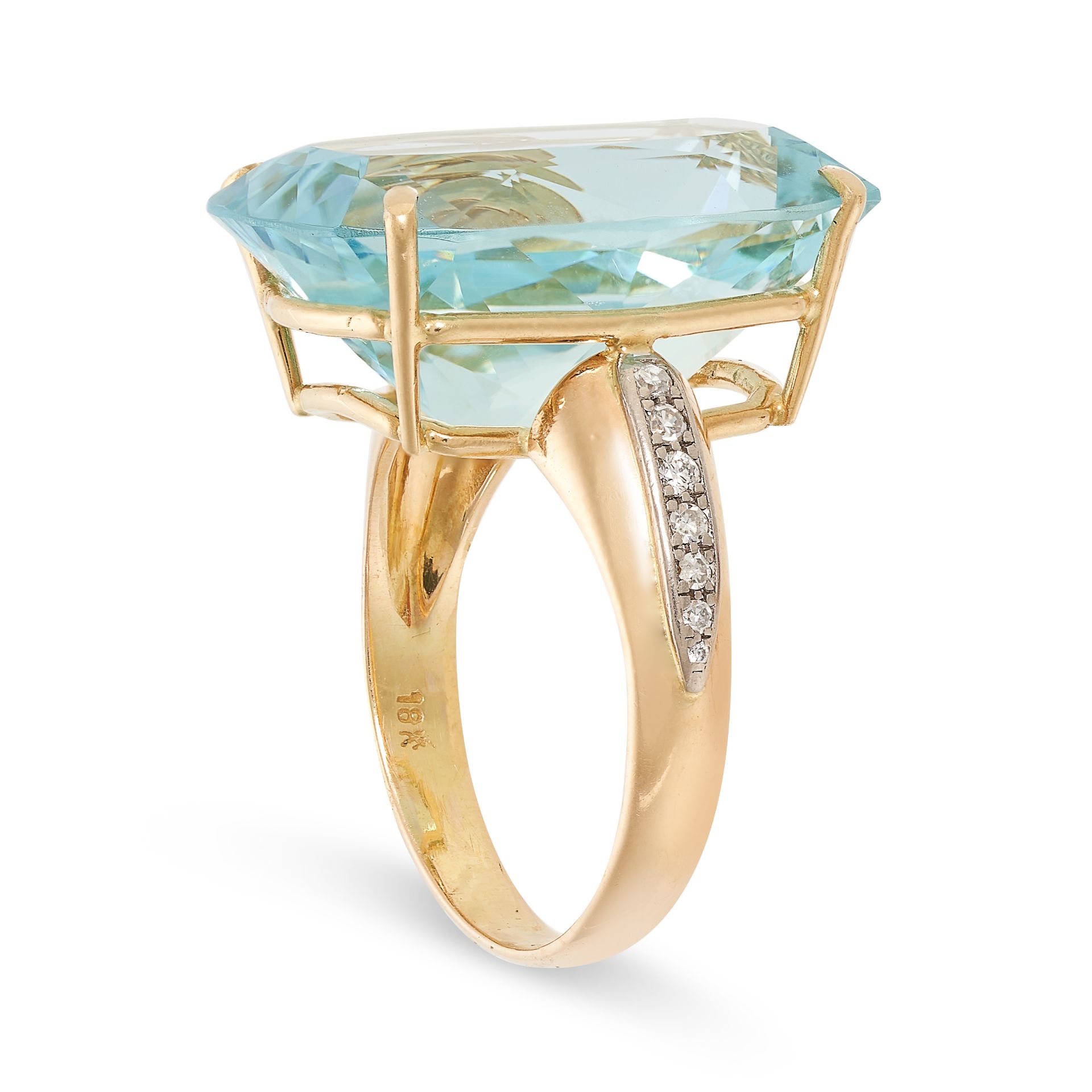 AN AQUAMARINE AND DIAMOND RING in 18ct yellow gold, set with a central elongated cushion cut - Image 2 of 2